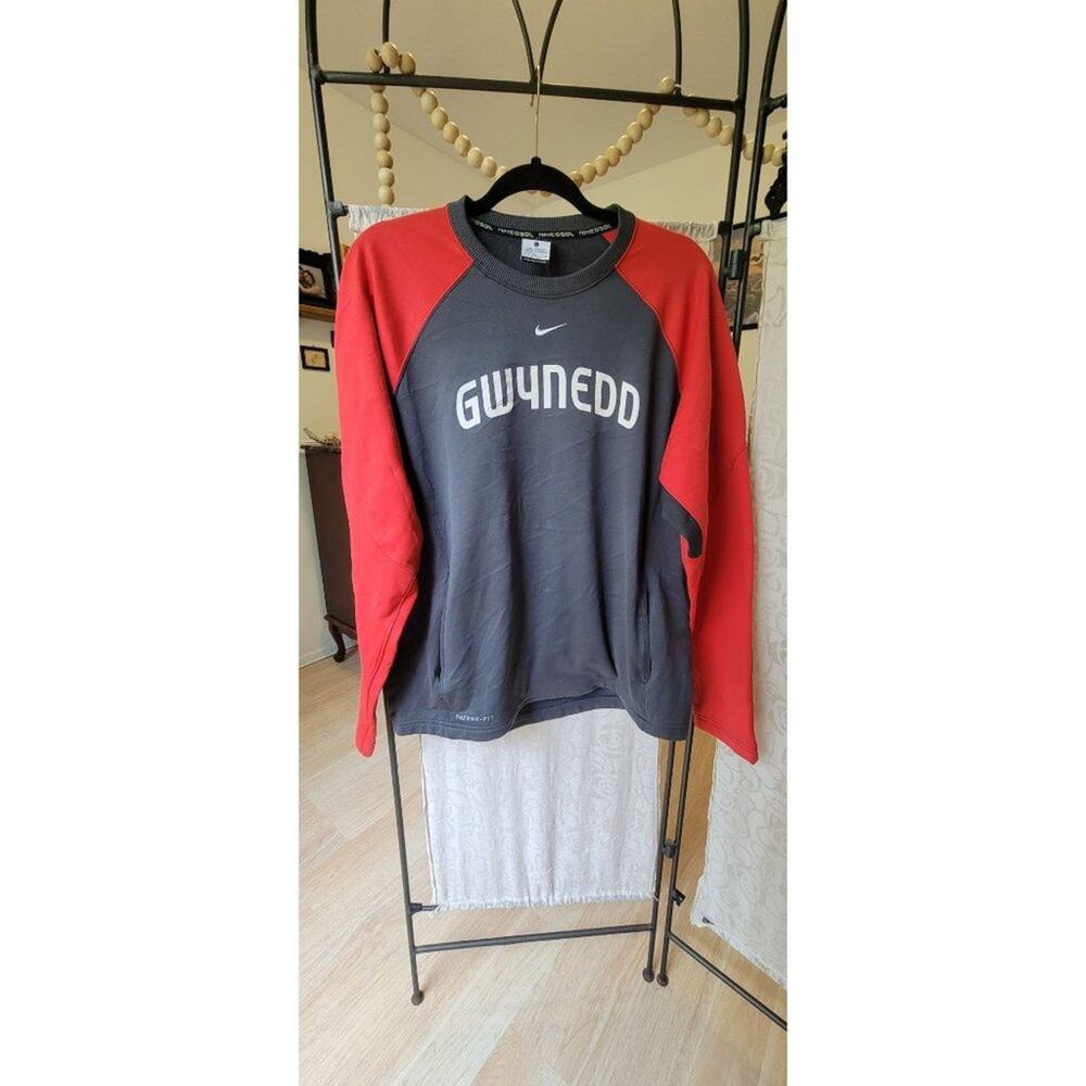 Used large thermafit Gwynedd Nike long-sleeved sweatshirt red and dark grey